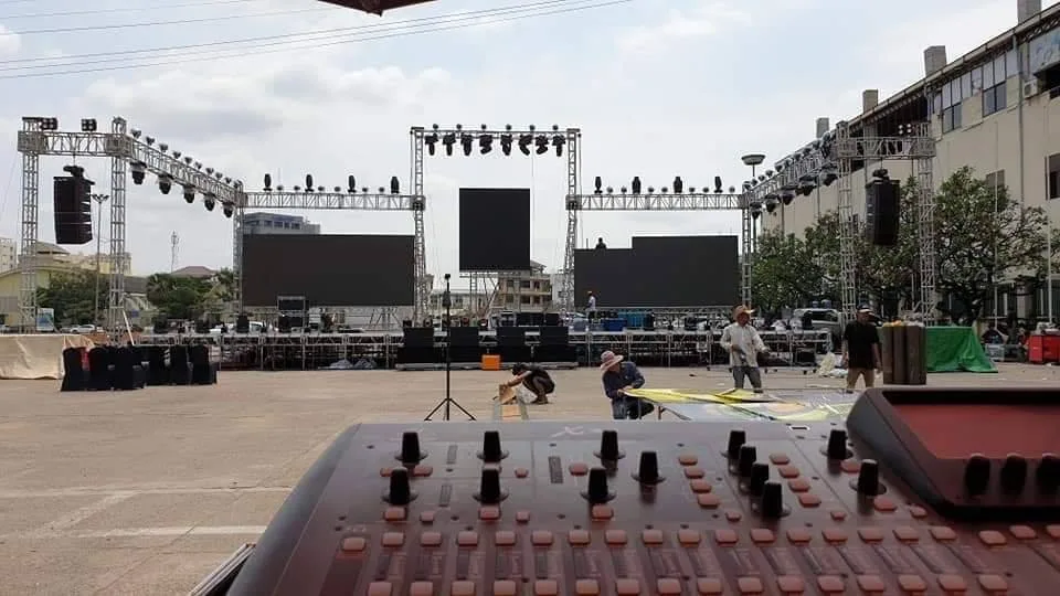Allestimento palco audio luci esterno