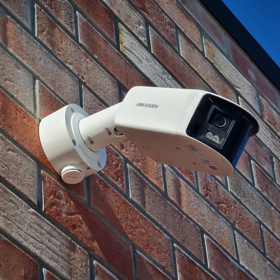 Installazione telecamera esterno muro